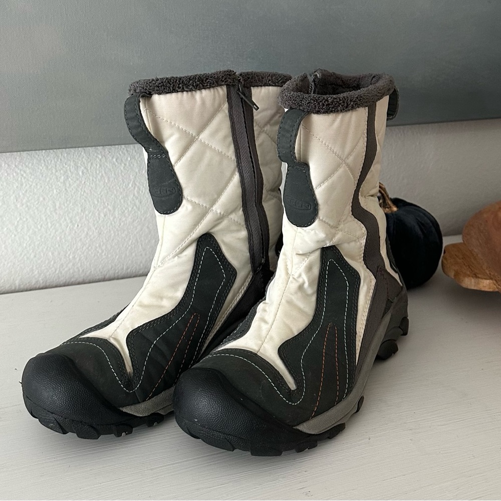 Keen zip up warm insulated off white winter boots size 7. Warm to -25.